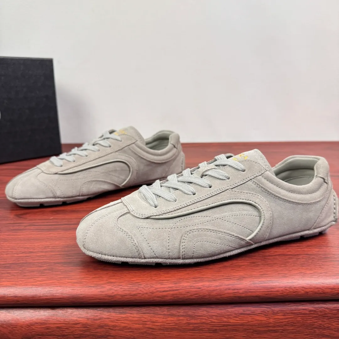 Batch 780 Prada/Prada Montecarlo Re-Edition 2005 Nappa sheepskin/nubuck leather sneakers, men's men's men's shoes for easy shipping! Featuring an antique finish, these sneakers combine style and comfort in a sophisticated and innovative design. The silhouette inspired by driving shoes is soft and flexible, and the deconstructed sole gives it a lightweight look and smooth aesthetic. Prominent top stitching enhances the sporty soul of this hybrid sneaker. It is paired with a lightweight and flexible rubber sole, a visible convex sole pattern embellishment, and a wrapped insole. The whole package! Size: 39-40-41-42-43-44 Leather shoe size Item number: 4E1165 Matte gray